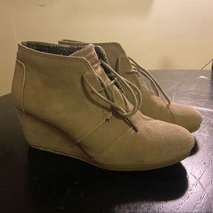 TOMS Desert wedge bootie in taupe suede